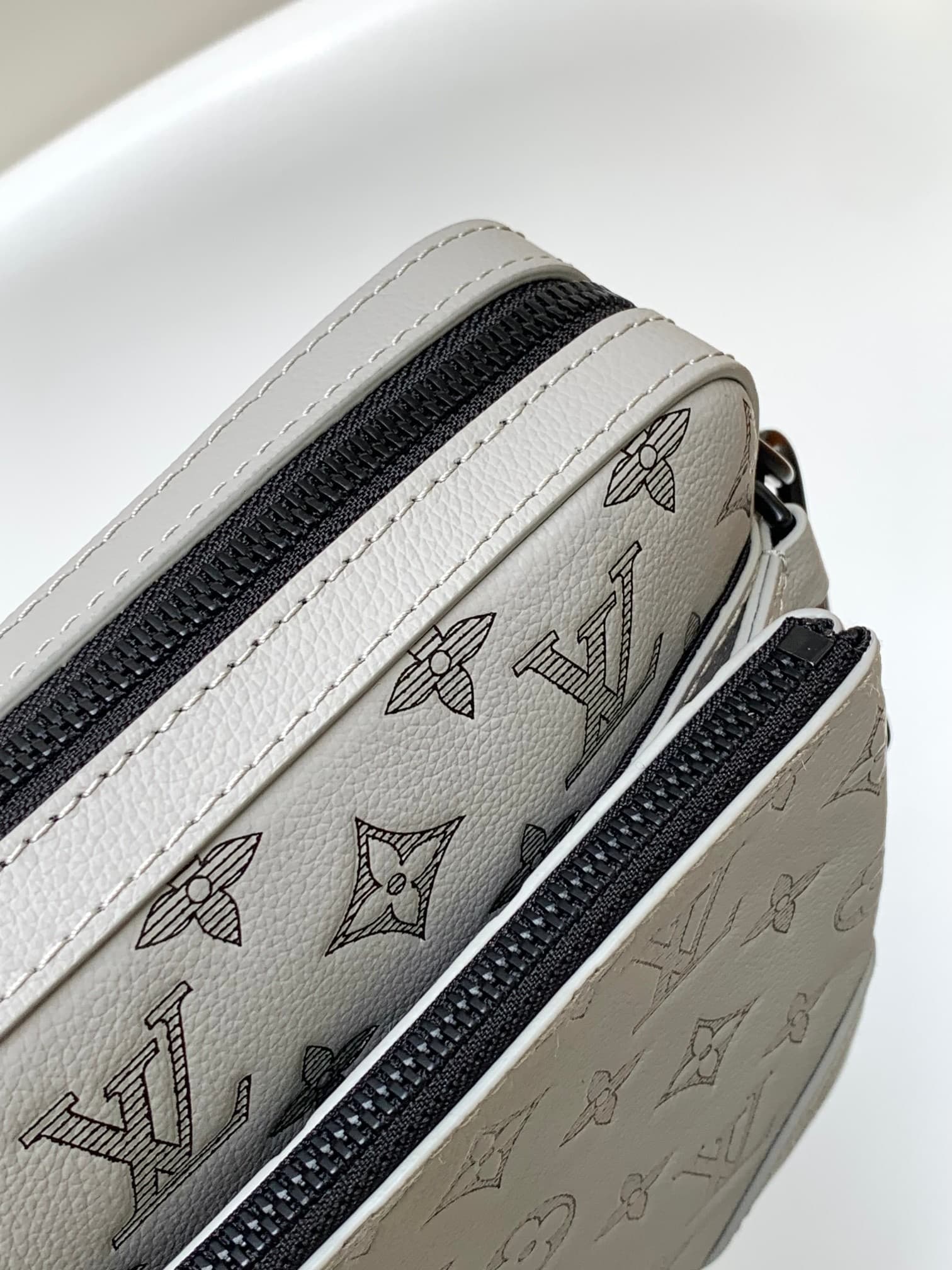 L X V M46603 Size:25*18.5*7CM