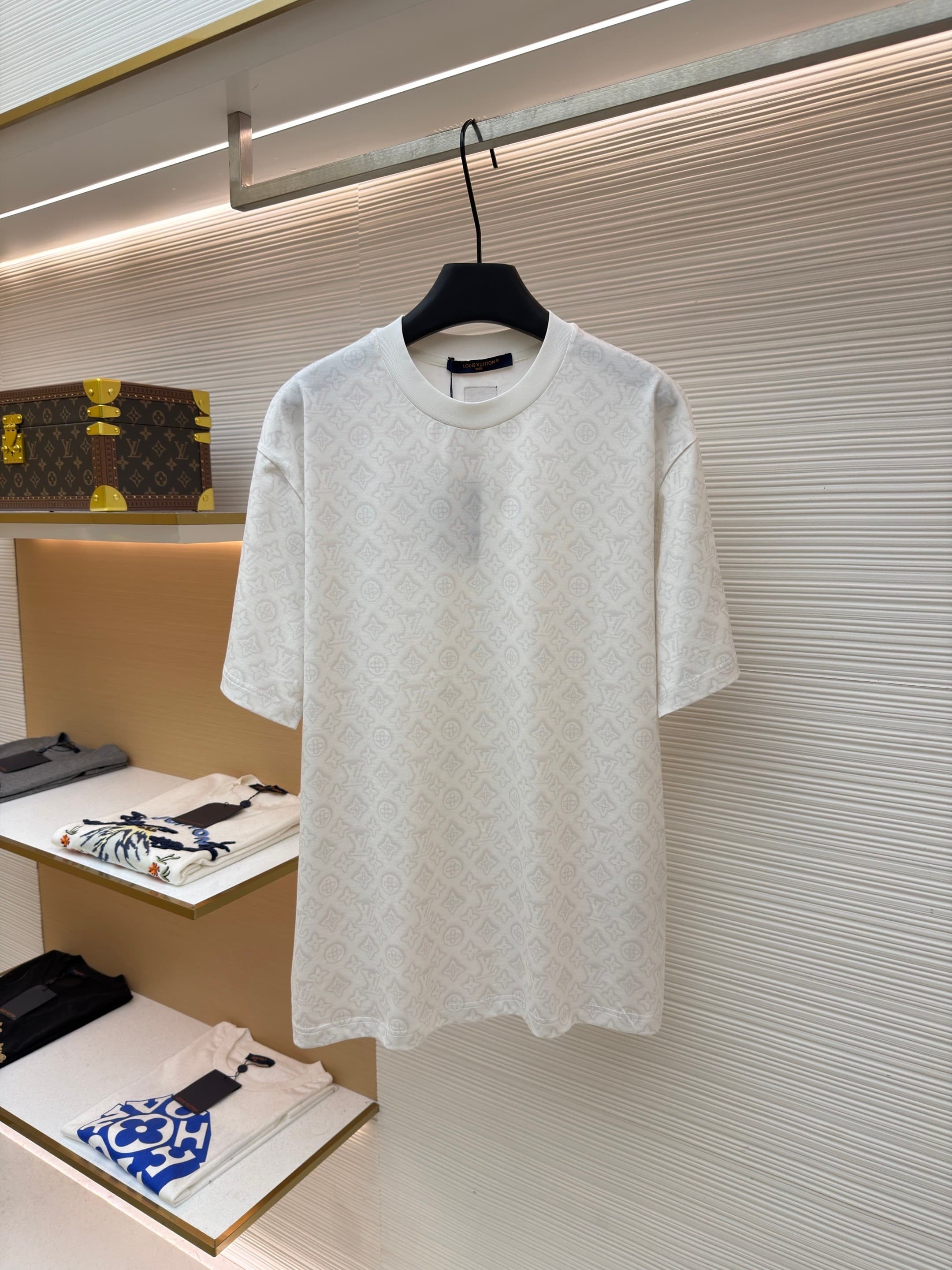 L X V T-shirt