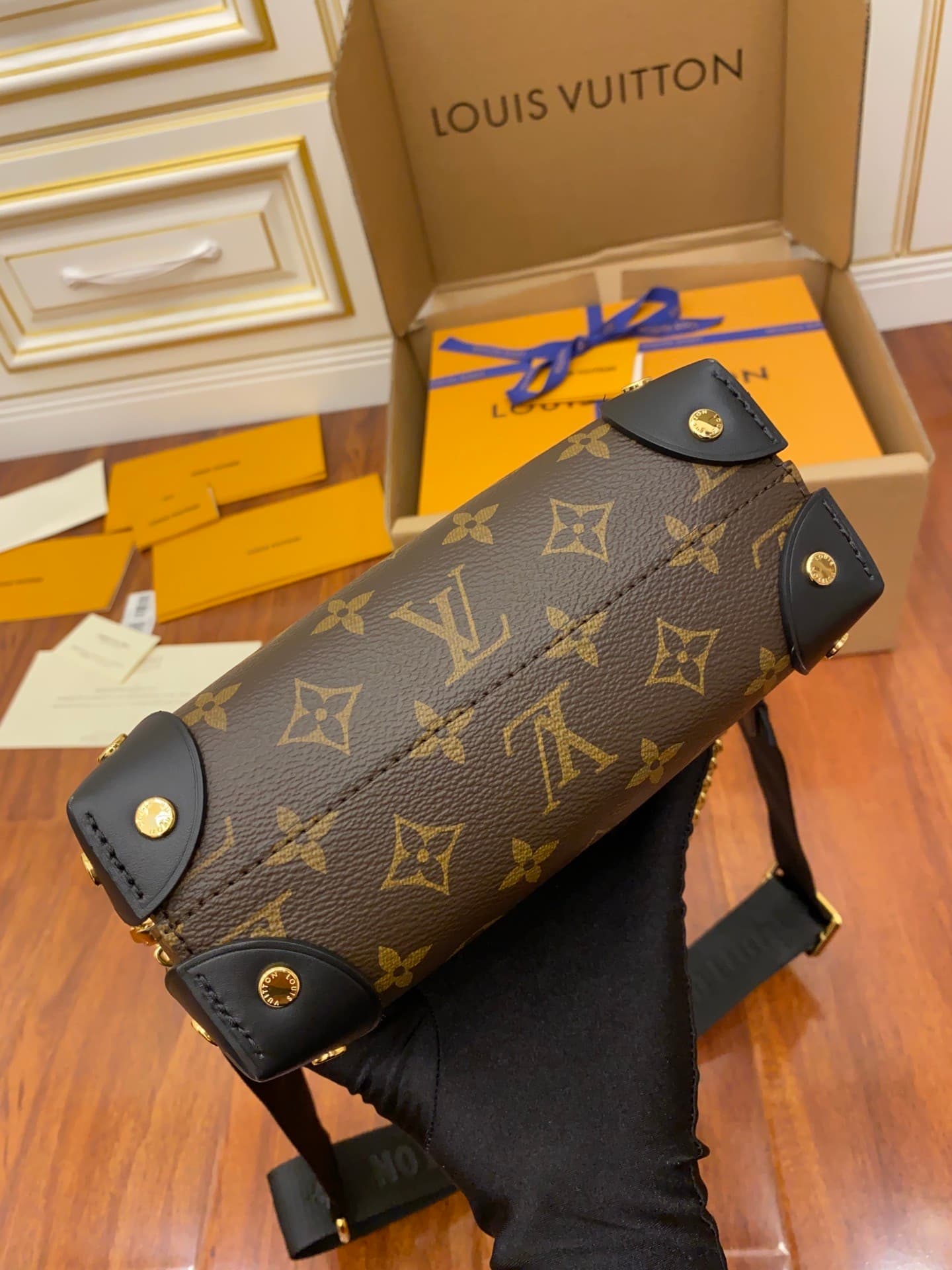 L X V Shoulder bag M45571 20x14x7.5cm