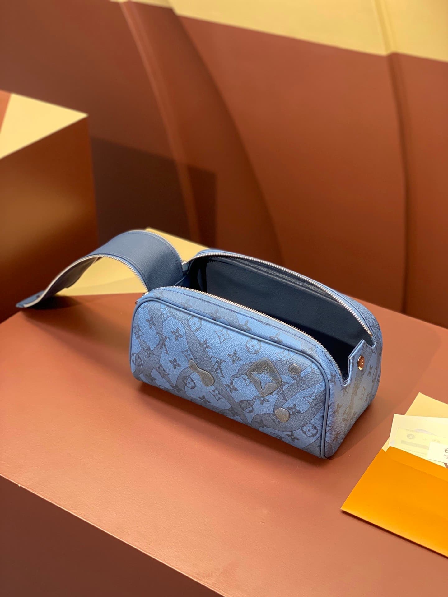 L X V Toilet bag M82337 28x15x16.5cm