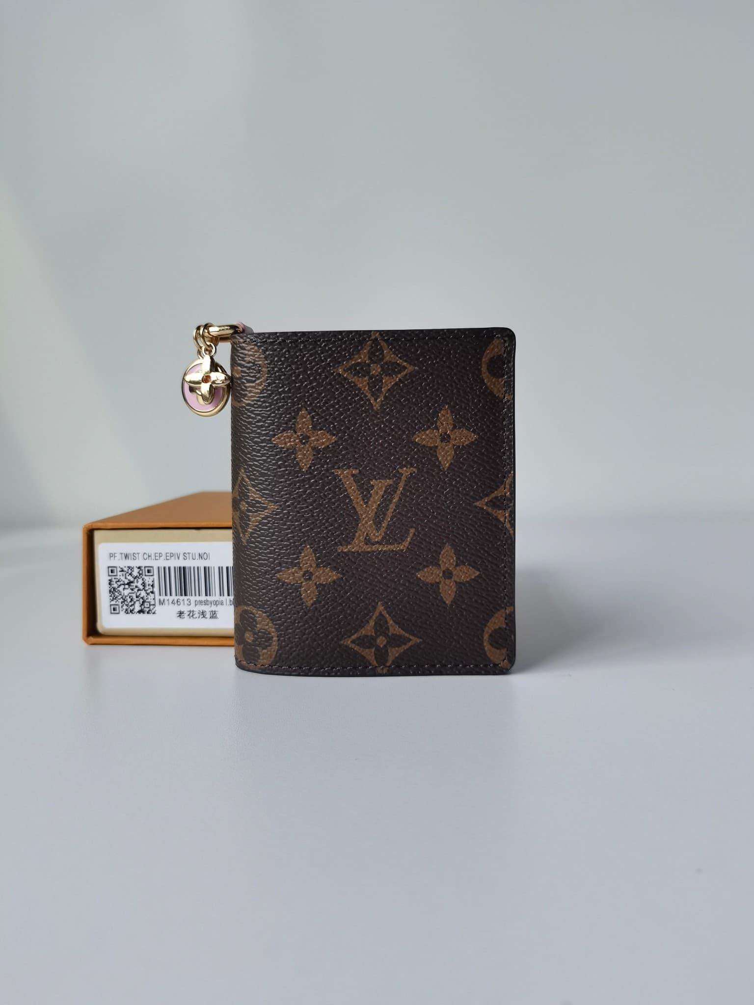 L X V Wallets Size:9x11.5x1.5cm