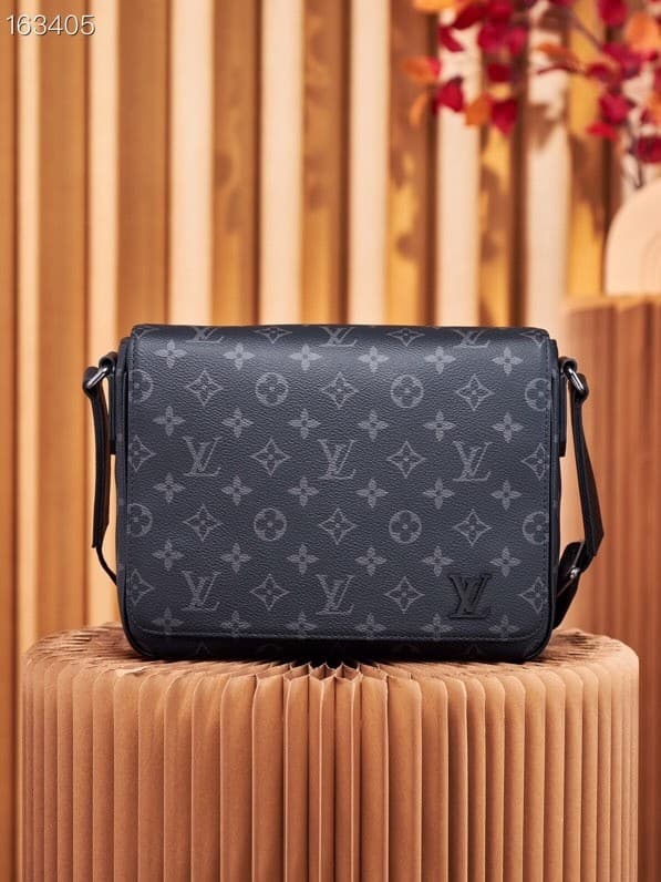 L X V District M46255 Size:26x20x7cm