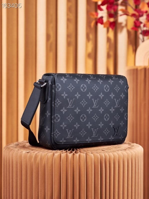 L X V District M46255 Size:26x20x7cm